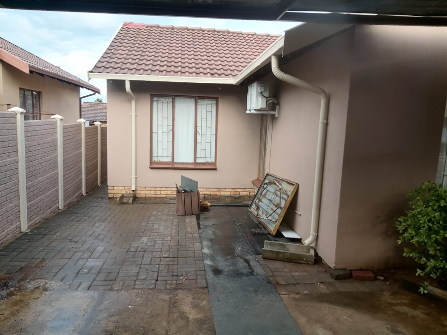 To Let 4 Bedroom Property for Rent in Tlhabane West North West